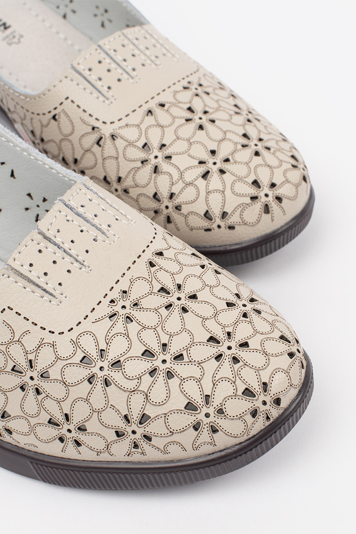 Smėlio spalvos sandalai ant žemo kulno Smėlio spalvos sandalai ant žemo kulno