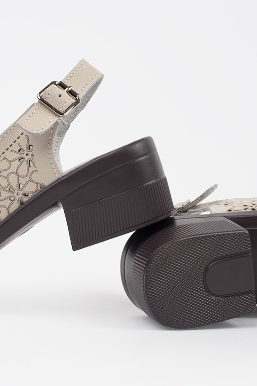 Smėlio spalvos sandalai ant žemo kulno Smėlio spalvos sandalai ant žemo kulno