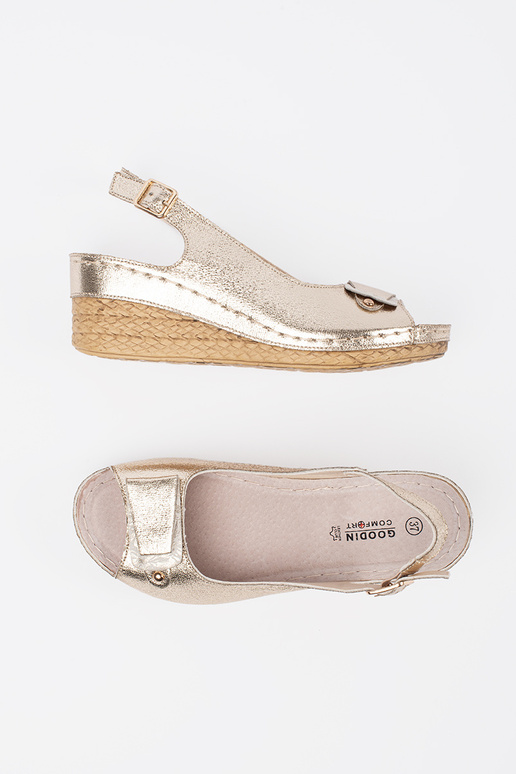 Aukso spalvos sandalai ant žemos...