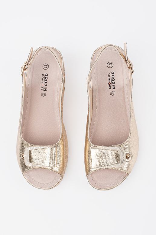 Aukso spalvos sandalai ant žemos...