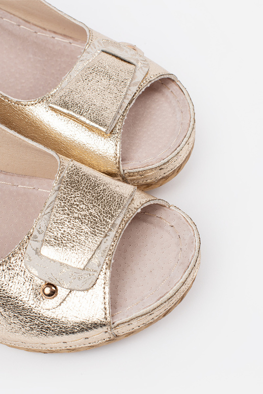 Aukso spalvos sandalai ant žemos...