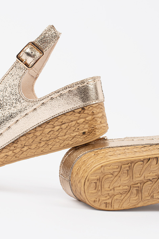 Aukso spalvos sandalai ant žemos...