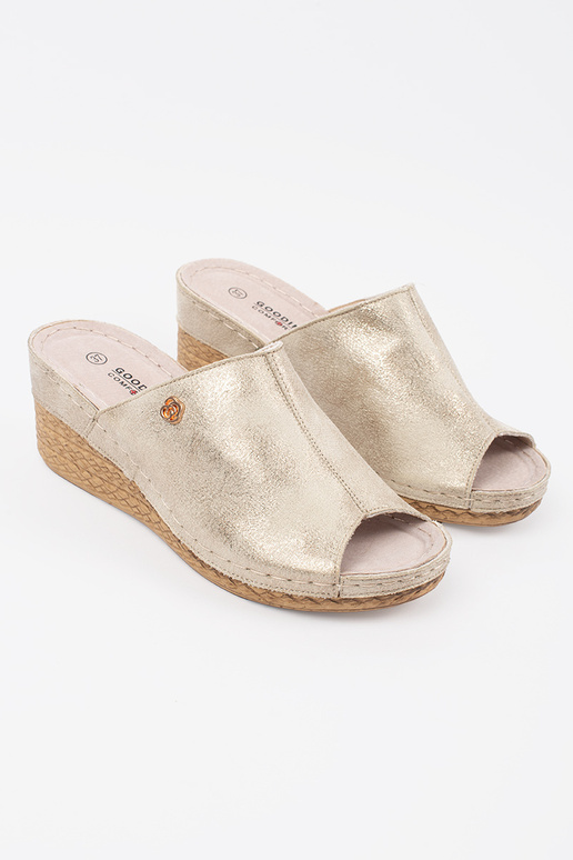 Moteriškos šlepetės ant platformos...