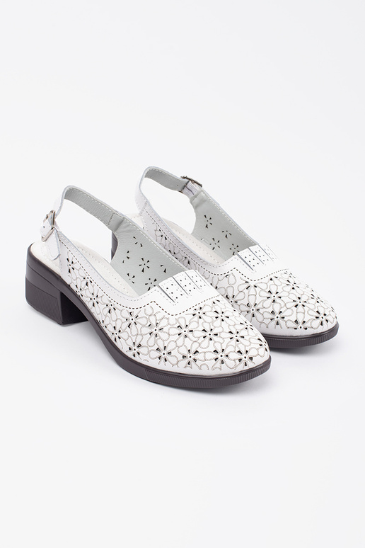 Baltos spalvos sandalai ant žemo kulno Baltos spalvos sandalai ant žemo kulno