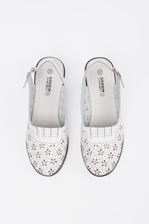 Baltos spalvos sandalai ant žemo kulno Baltos spalvos sandalai ant žemo kulno