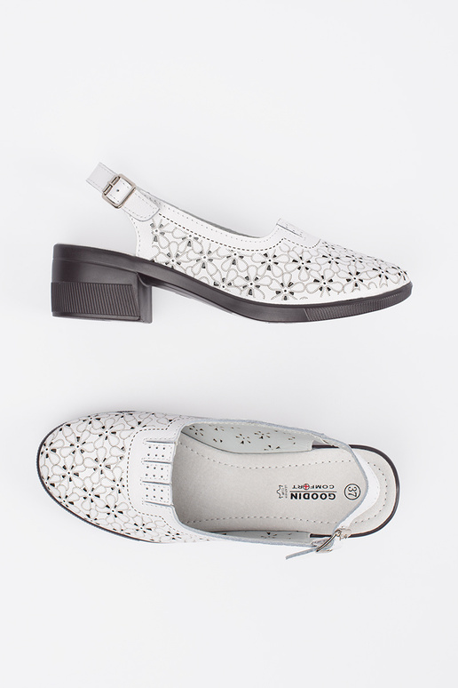 Baltos spalvos sandalai ant žemo kulno Baltos spalvos sandalai ant žemo kulno