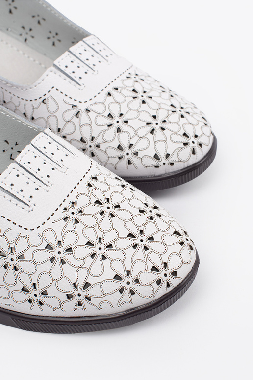 Baltos spalvos sandalai ant žemo kulno Baltos spalvos sandalai ant žemo kulno