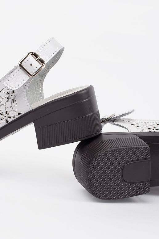 Baltos spalvos sandalai ant žemo kulno Baltos spalvos sandalai ant žemo kulno