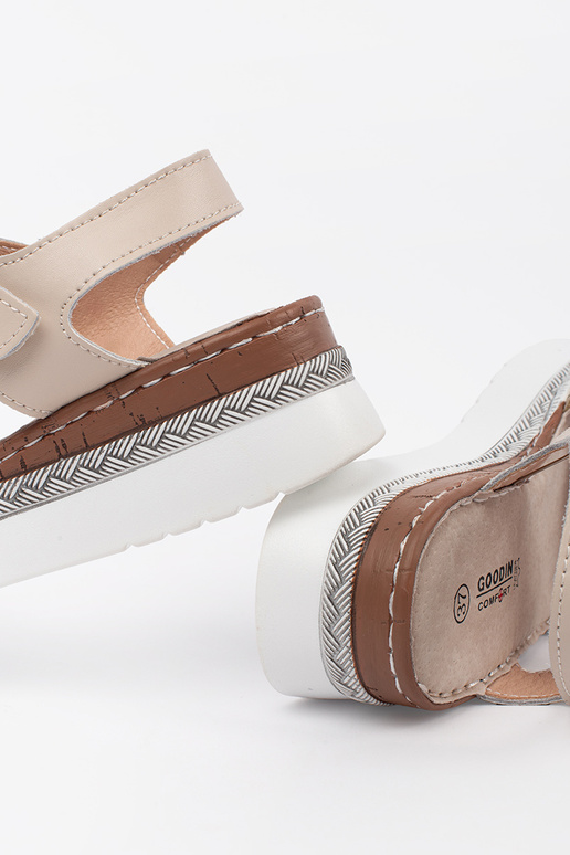 Smėlio spalvos sandalai su platforma...