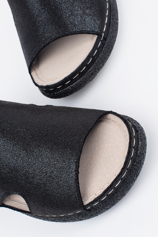 Juodos spalvos butiniai sandalai su... Juodos spalvos butiniai sandalai su...