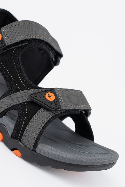 Pilkos spalvos sportiniai bateliai