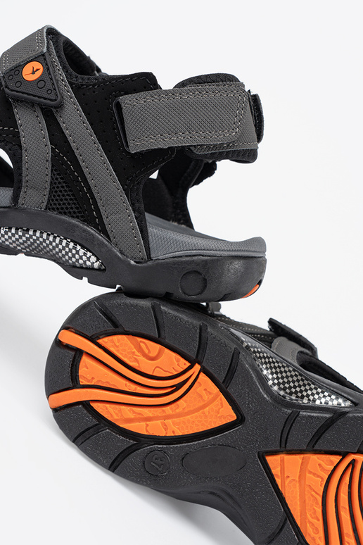 Pilkos spalvos sportiniai bateliai