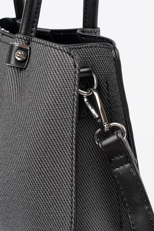 Juoda vidutinio dydžio rankinė su...