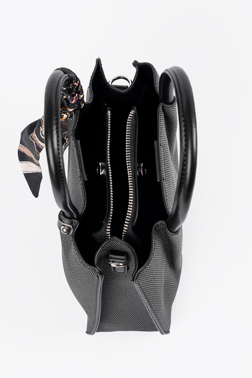 Juoda vidutinio dydžio rankinė su...