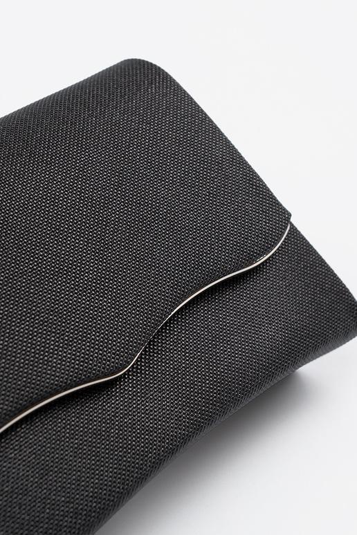 Juoda rankinė su grandine