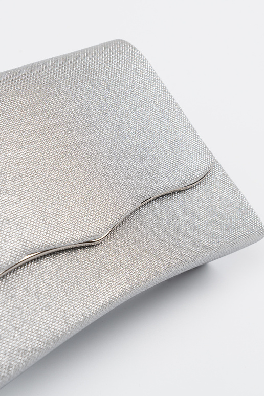 Sidabro spalvos rankinė su grandine