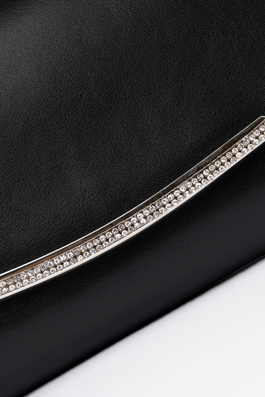 juodas krepšys su grandine