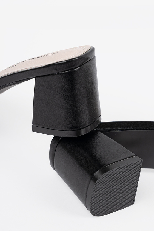 Moteriškos juodos-baltos šlepetės ant...