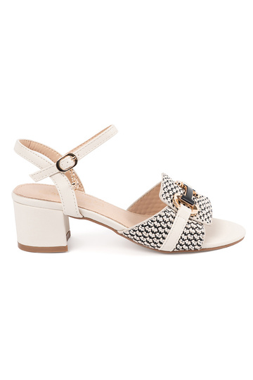 Moteriški balti sandalai...