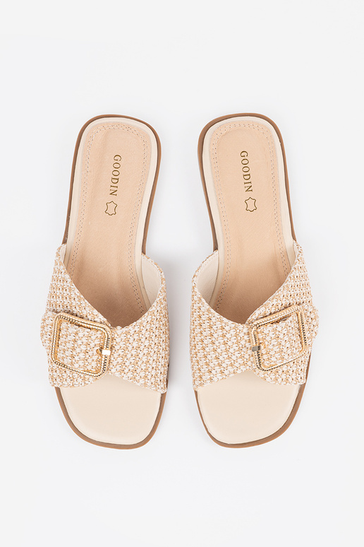 Šlepetės smėlio spalvos su sagtimis Šlepetės smėlio spalvos su sagtimis