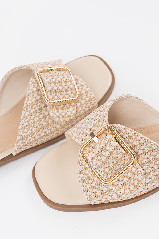 Šlepetės smėlio spalvos su sagtimis Šlepetės smėlio spalvos su sagtimis