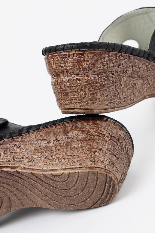 Šlepetės ant platformos su išpjovomis...