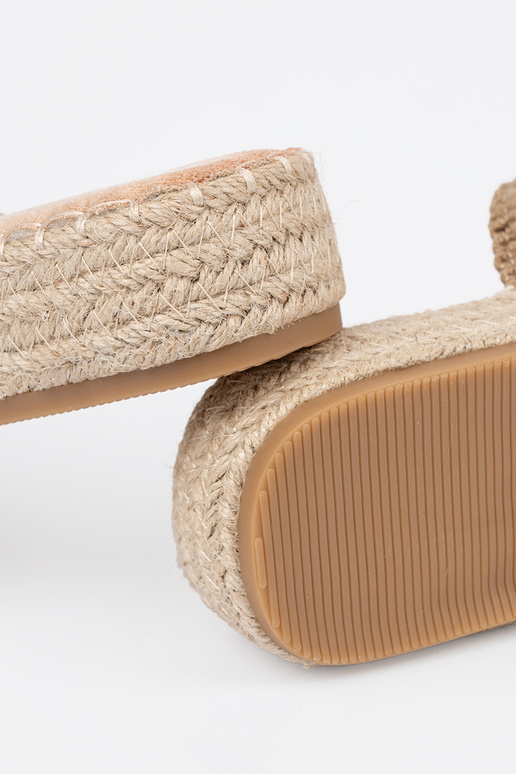 Šlepetės smėlio spalvos pinti su... Šlepetės smėlio spalvos pinti su...