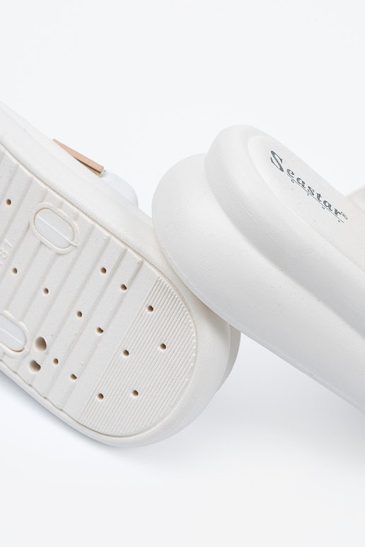 Baltos spalvos šlepetės su auksinėmis...