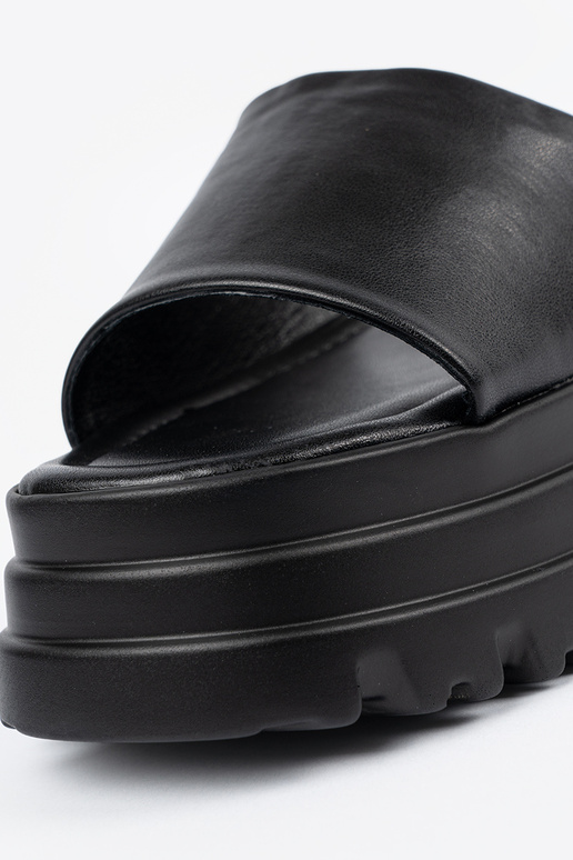 Šlepetės su platforma juodos spalvos Šlepetės su platforma juodos spalvos
