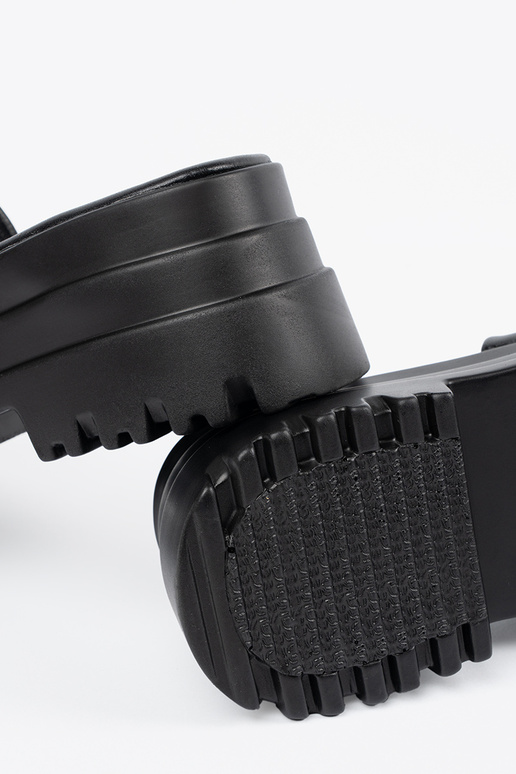 Šlepetės su platforma juodos spalvos Šlepetės su platforma juodos spalvos