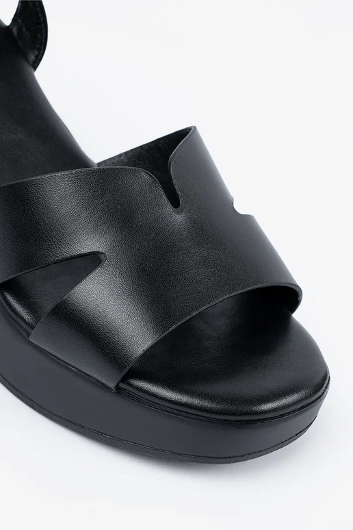 Juodos spalvos basutės ant kulno Juodos spalvos basutės ant kulno