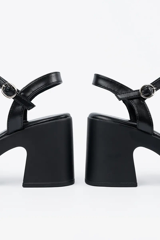 Juodos spalvos basutės ant kulno Juodos spalvos basutės ant kulno