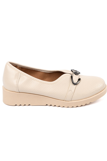 Batai ant platformos su...