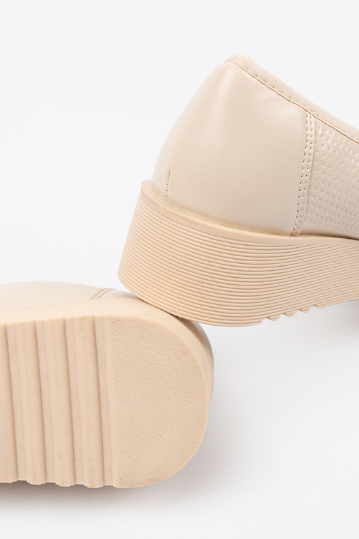 Batai ant platformos su dekoratyvine...