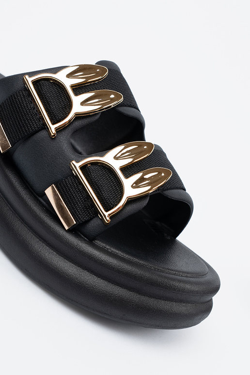 Auksinėmis sagtimis puoštos šlepetės...