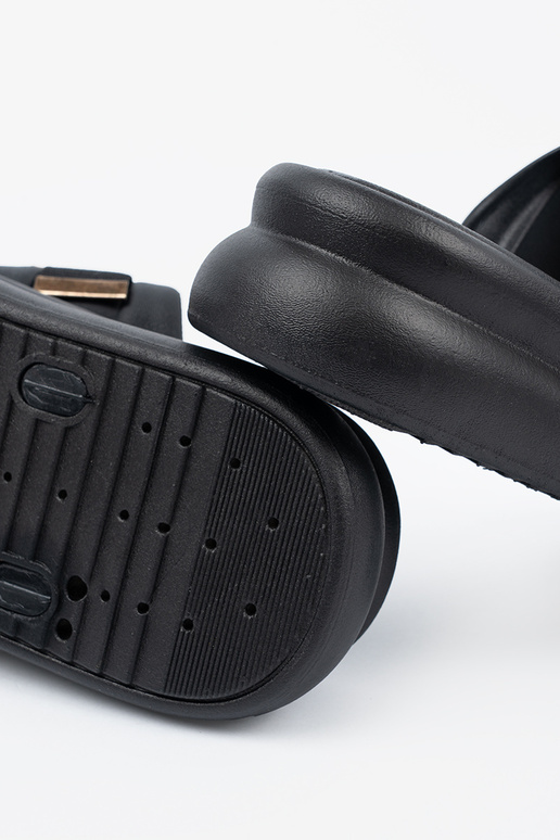 Auksinėmis sagtimis puoštos šlepetės...