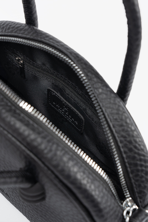 Juoda nedidelė rankinė