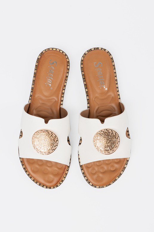 Šlepetės baltos spalvos su aukso apdaila Šlepetės baltos spalvos su aukso apdaila