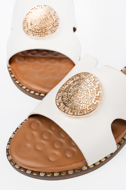 Šlepetės baltos spalvos su aukso apdaila Šlepetės baltos spalvos su aukso apdaila