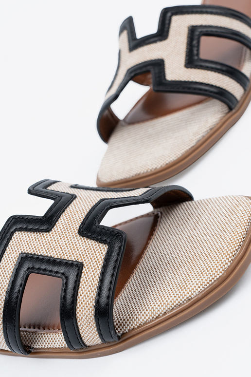 Šlepetės su dekoratyvinėmis išpjovomis