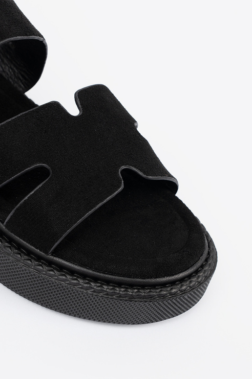 Juodos basutės su platforma ir... Juodos basutės su platforma ir...