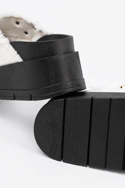 baltos spalvos Šlepetės su juoda...