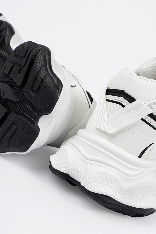 Balti sportinio stiliaus batai su...