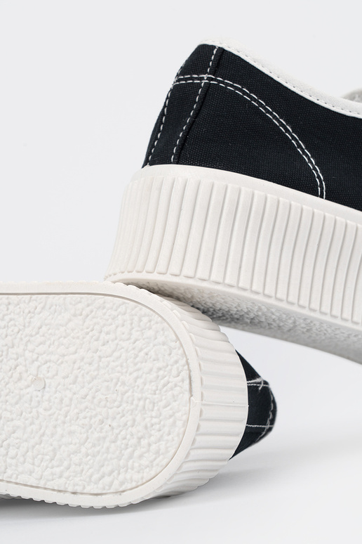 Juodos spalvos sportinio stiliaus...