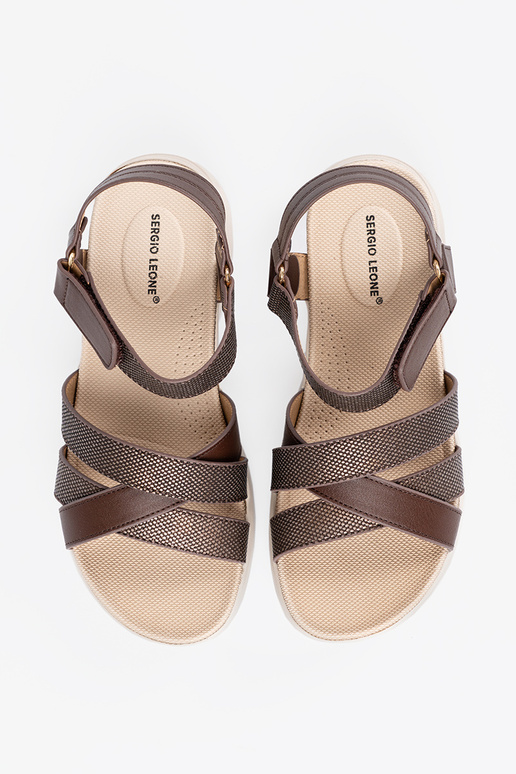 Rudos spalvos sandalai ant baltos...