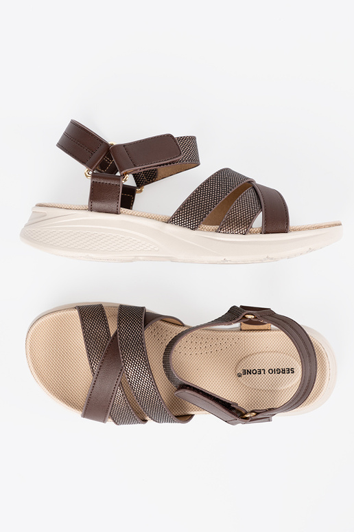 Rudos spalvos sandalai ant baltos...