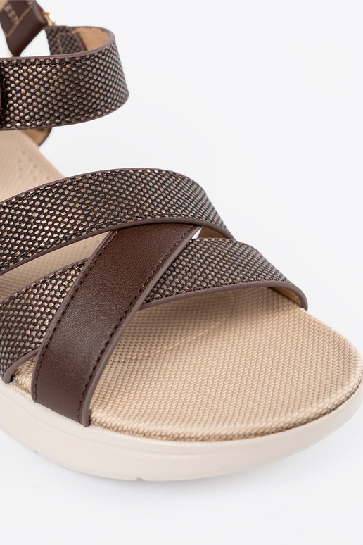 Rudos spalvos sandalai ant baltos...