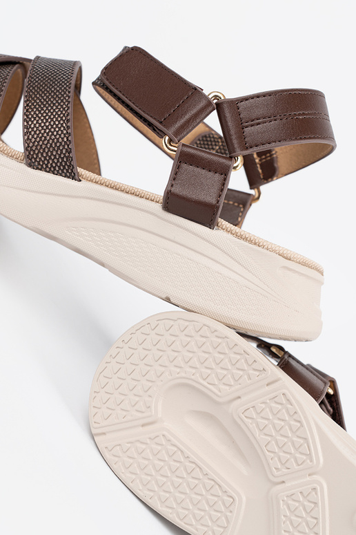 Rudos spalvos sandalai ant baltos...