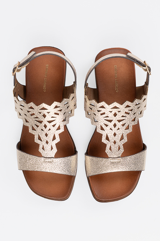 Aukso spalvos sandalai su ažūrinėmis...
