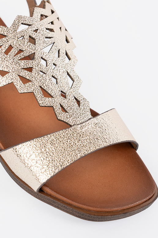 Aukso spalvos sandalai su ažūrinėmis...